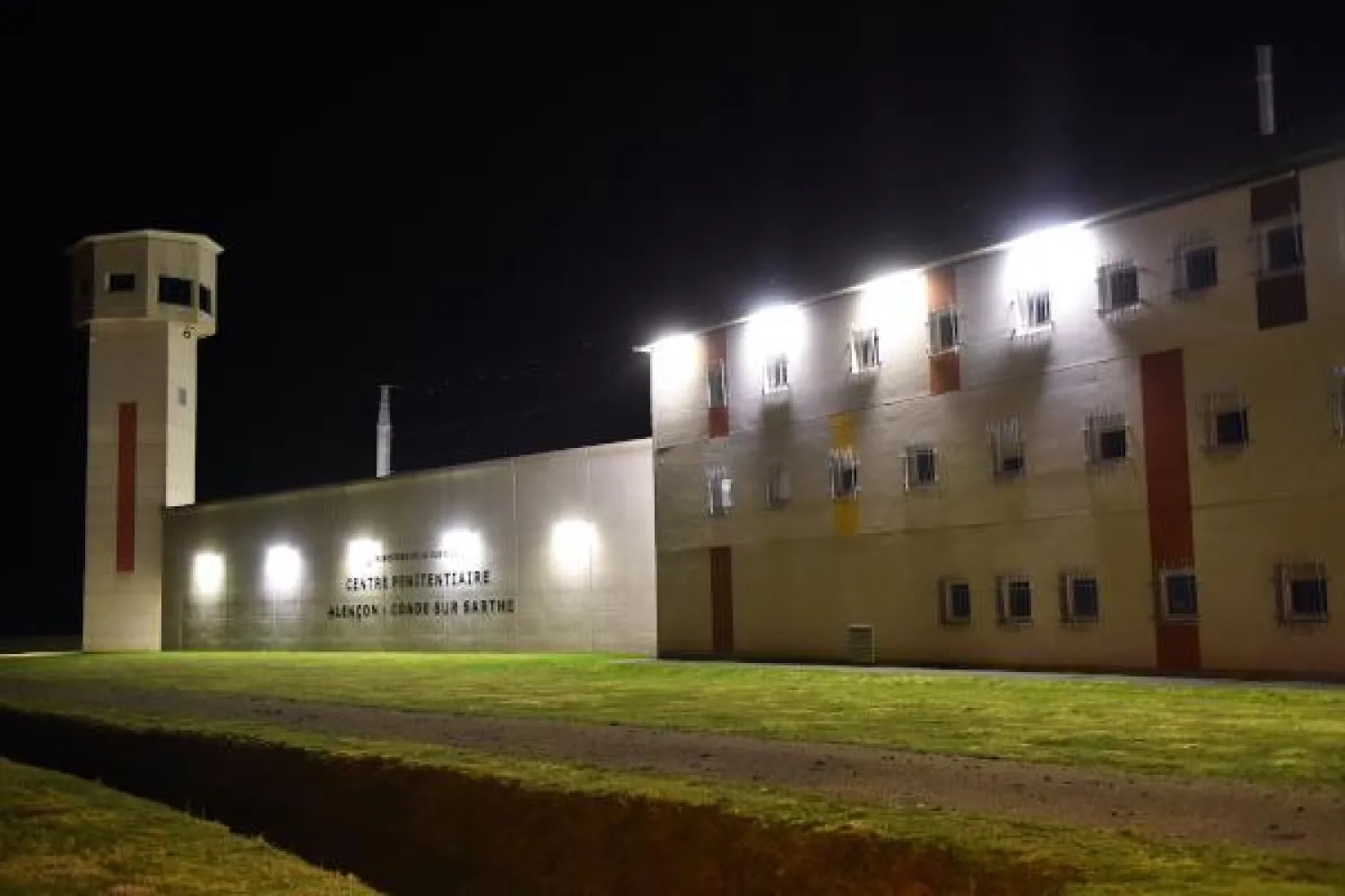 الزوجان تحصنا لمدة 10  ساعات في غرفة الزيارات العائلية بالسجن المحاط بإجراءات أمنية مشددة شمال فرنسا (أ.ف.ب)