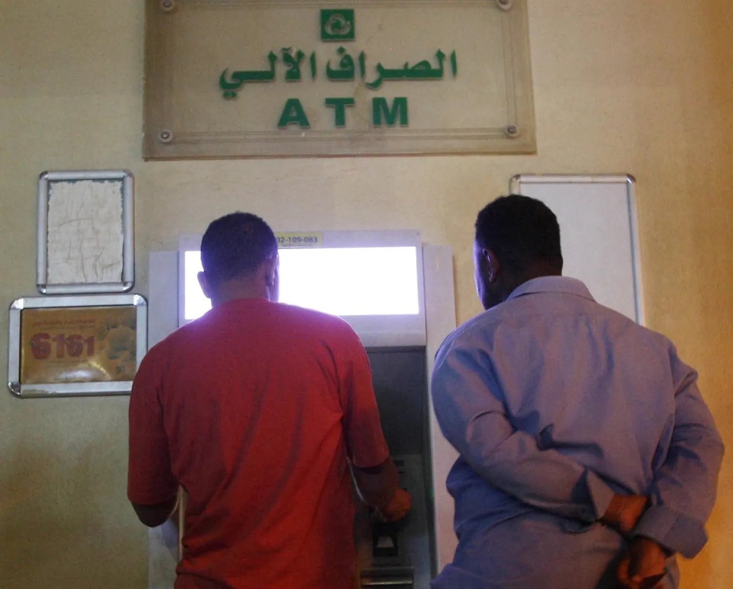 Residents stand outside an (ATM in Khartoum, Sudan November 8, 2018. (Reuters)