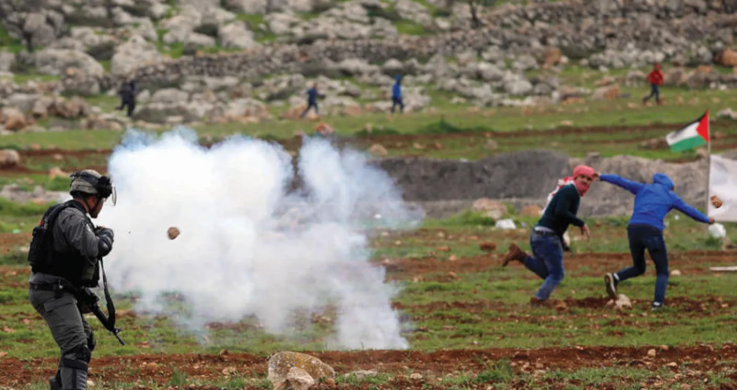 القوات الإسرائيلية تواجه فلسطينيين محتجين على مستوطنات في الضفة الغربية الشهر الماضي (رويترز)