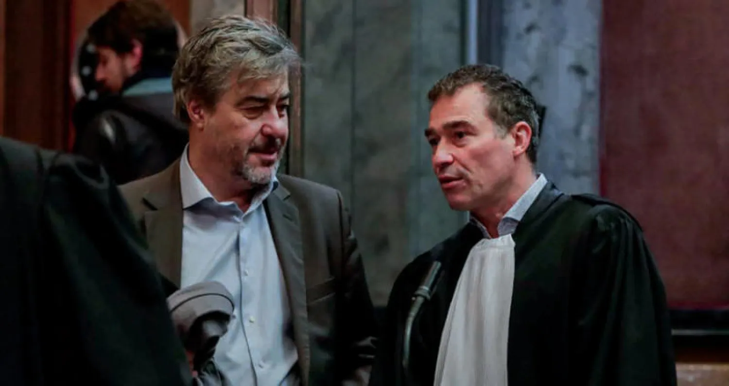 محامي الحق المدني مارك ليبير (يسار) مع جيل فاندربك محامي الدفاع عن المتهم ناصر بندرار في محكمة بروكسل الشهر الماضي (إ.ب.أ)