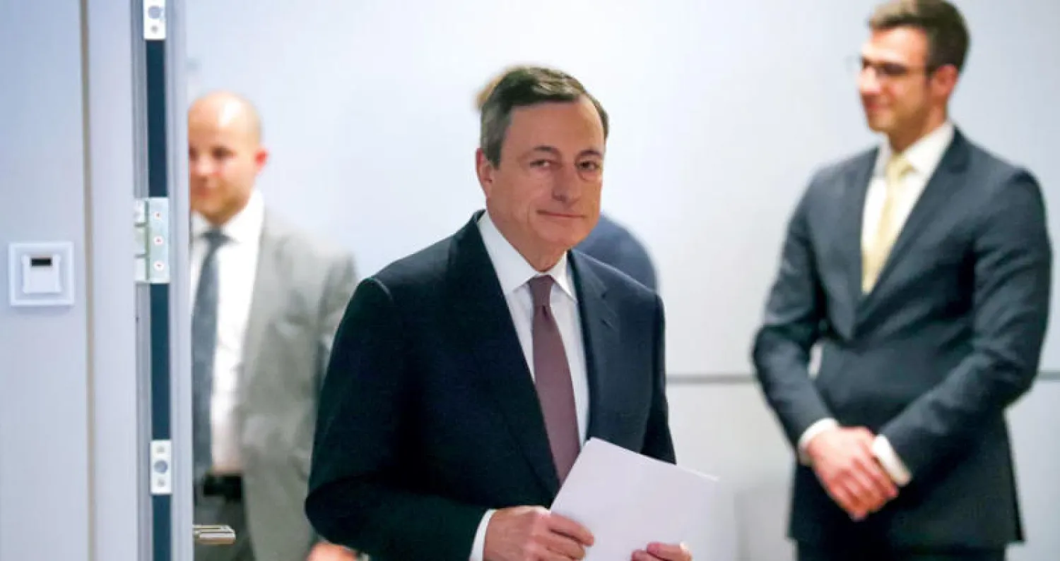 ماريو دراغي رئيس المركزي الأوروبي في طريقه للإعلان عن استراتيجية لبنك أمس