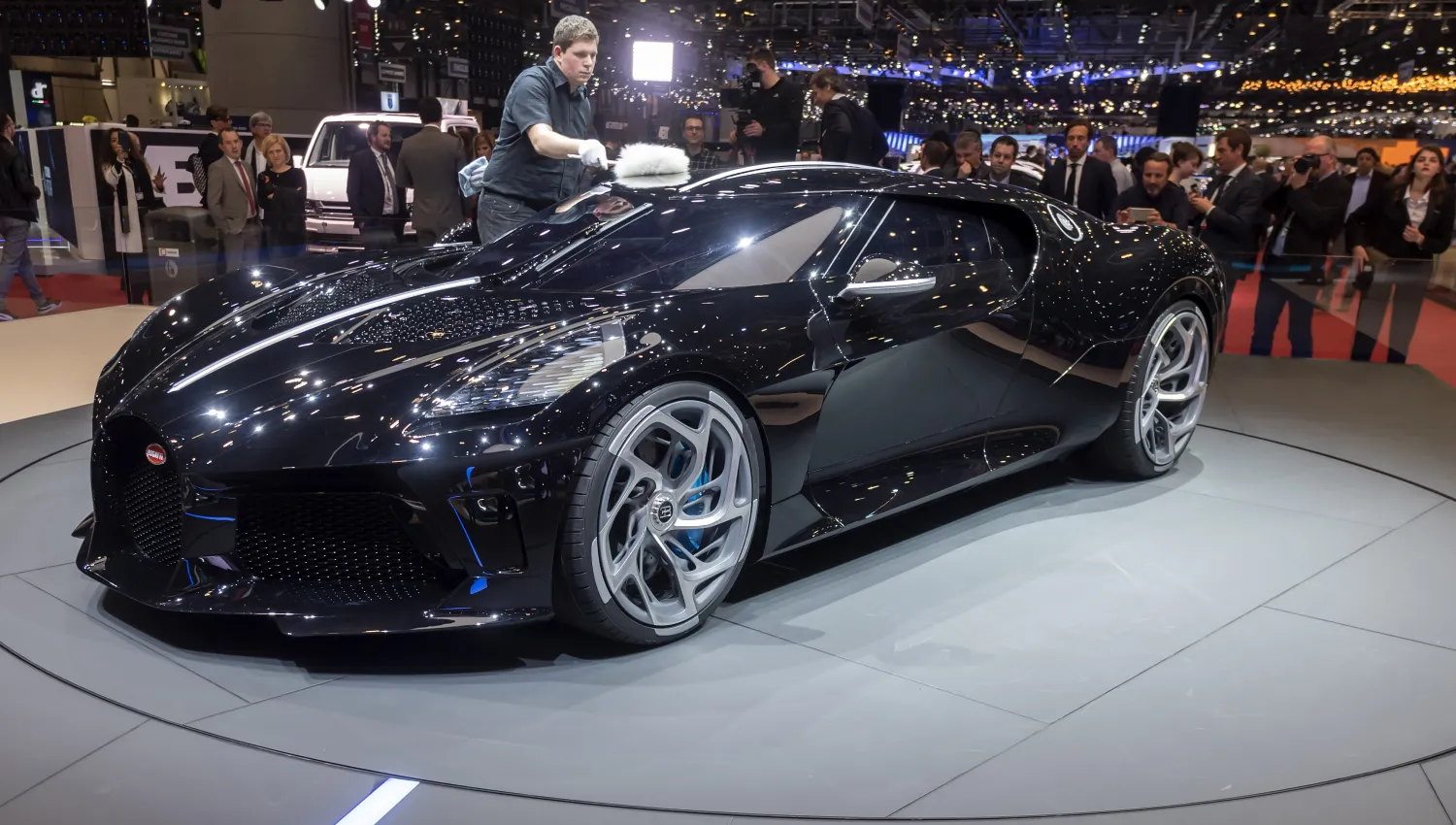 ​Bugatti, dünyanın en pahalı aracını tanıttı