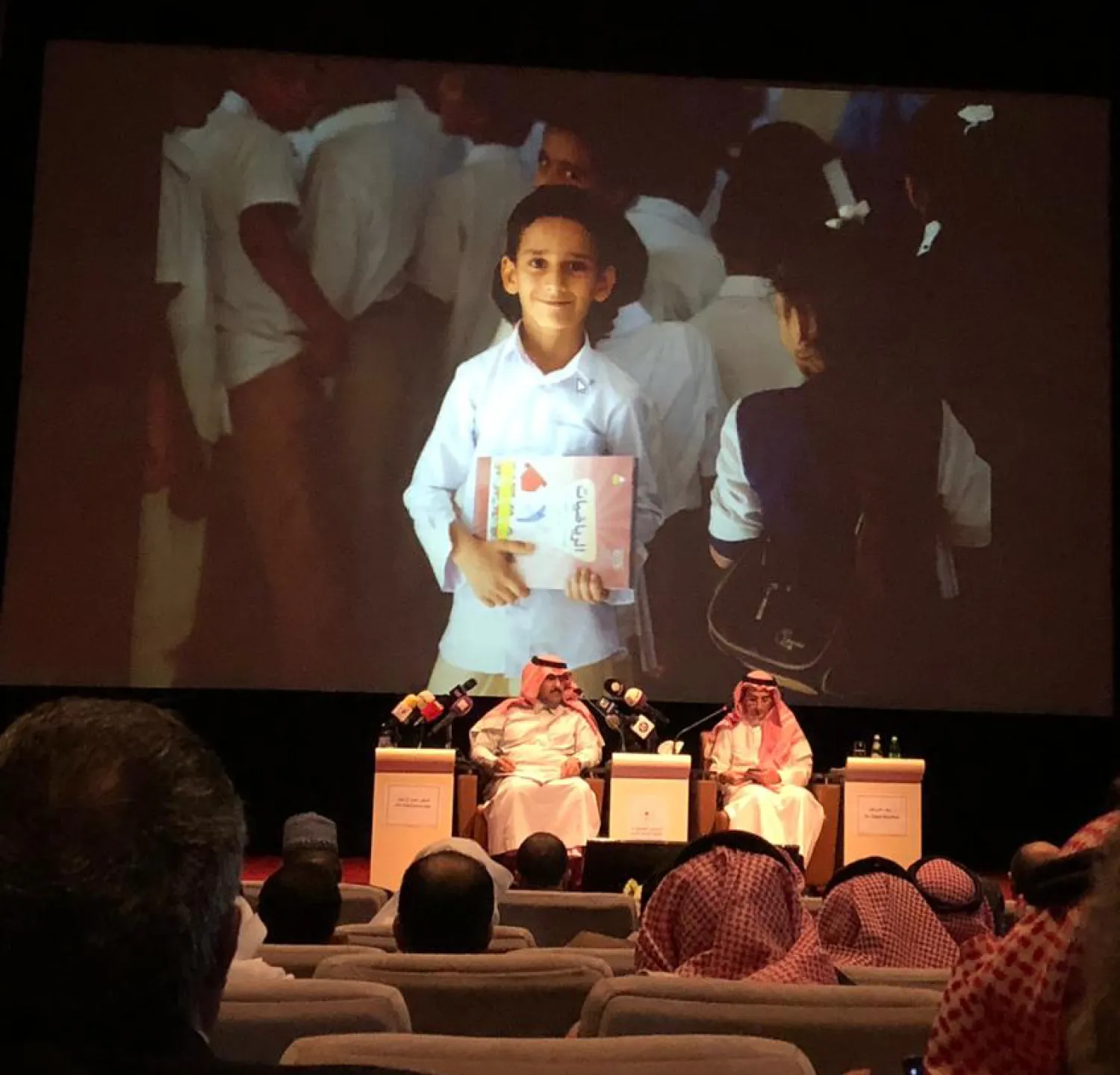 السفير آل جابر خلال محاضرته أمس بمركز الملك فيصل للبحوث والدراسات الإسلامية بالرياض عن الوضع في اليمن («الشرق الأوسط»)