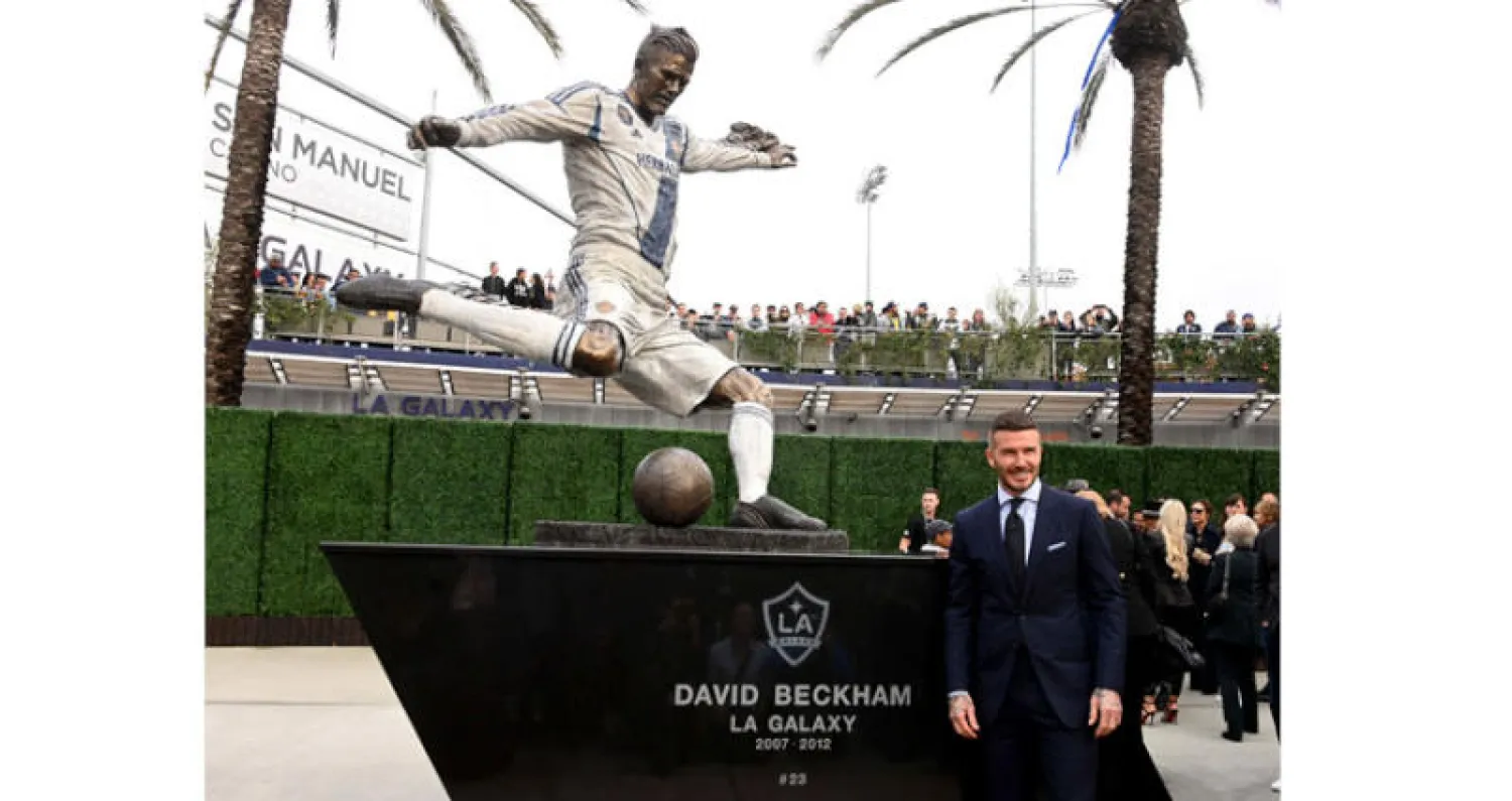 بيكام بجوار تمثاله في ملعب «إل إيه غالاكسي» الأميركي