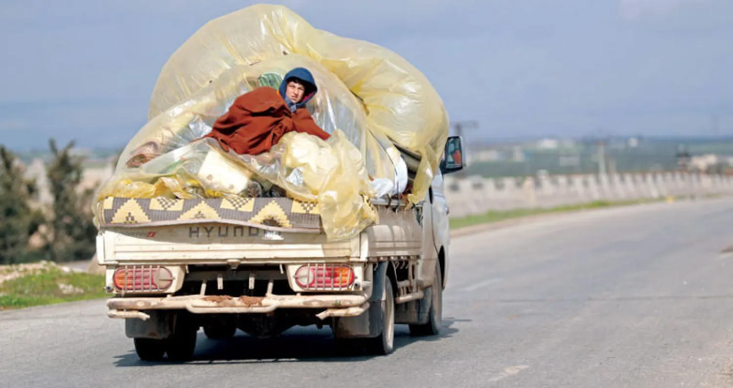 رجلان على دراجة نارية يمران تحت لافتة تشير إلى خان شيخون شمال سوريا (أ.ف.ب)
سيارة نقل خرجت من سراقب قرب خان شيخون شمال سوريا هرباً من قصف يطال مناطق خفض التصعيد (أ.ف.ب)