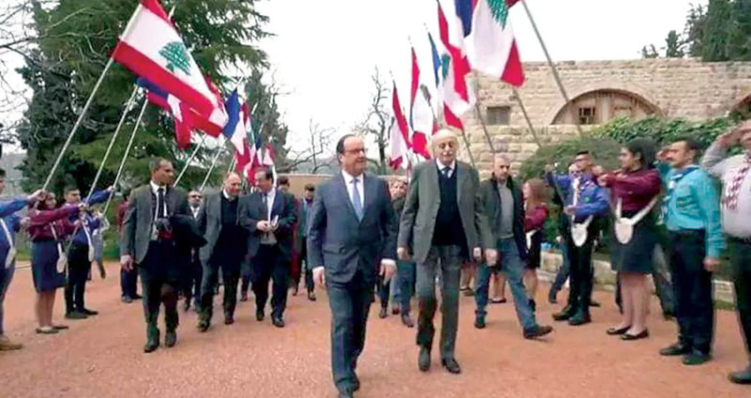 جنبلاط مستقبلاً هولاند في المختارة (الشرق الأوسط)