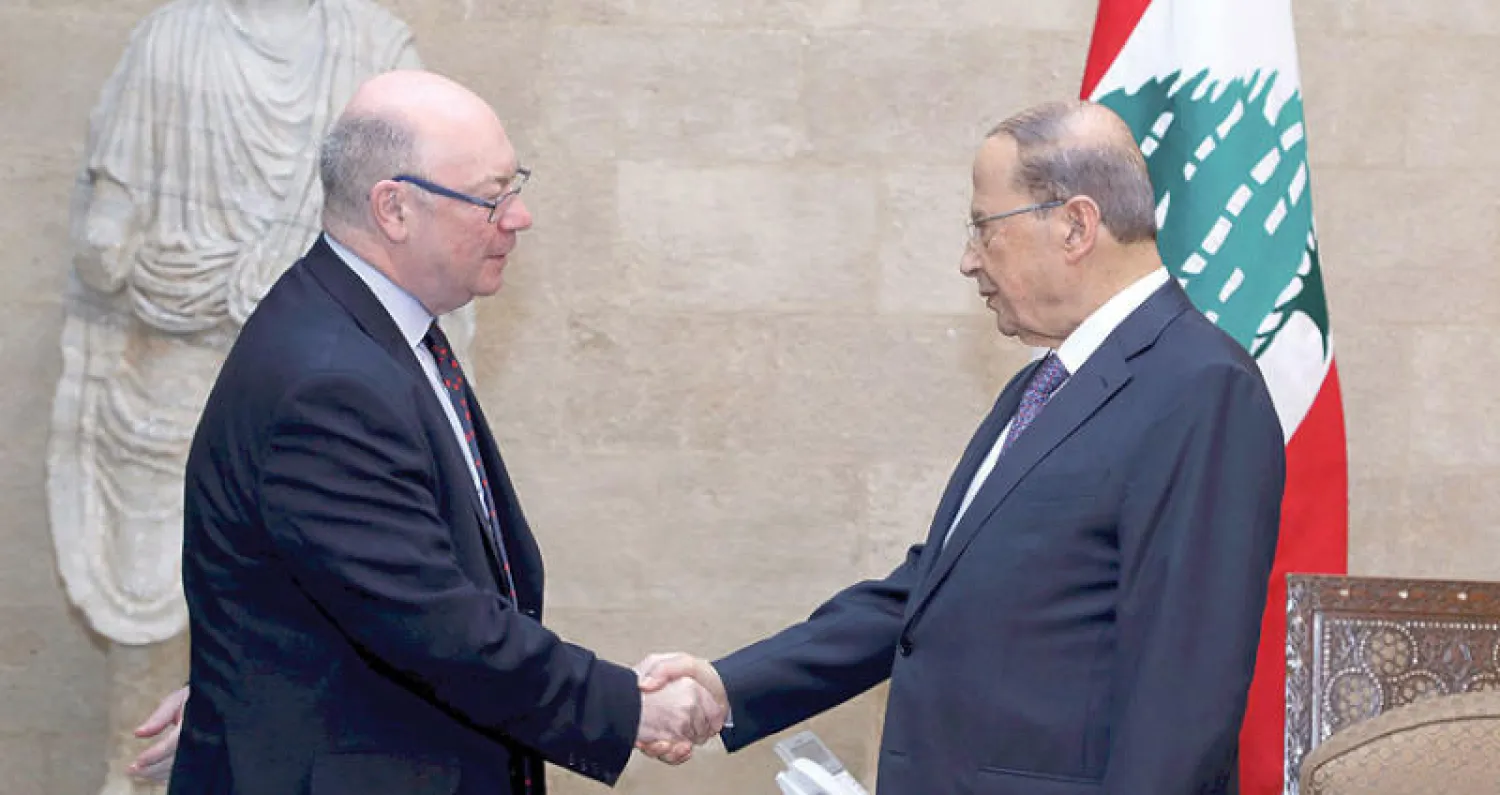 عون مستقبلاً الوزير البريطاني أليستر بيرت (أ.ب)