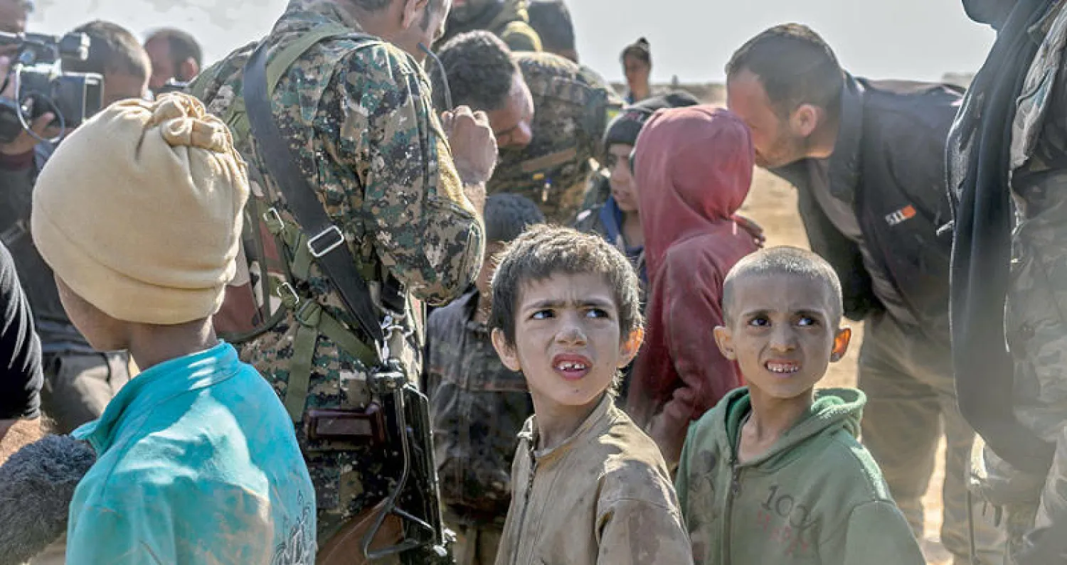 أطفال يُعتقد أنهم من الإيزيديين تم إخراجهم أول من أمس من الباغوز التي يسيطر عليها «داعش» شرق سوريا (أ.ف.ب)