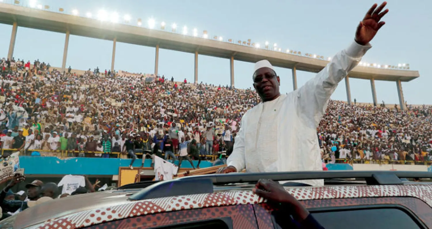 ماكي سال يحيي أنصاره في فعالية انتخابية بداكار في 22 فبراير الماضي (رويترز)