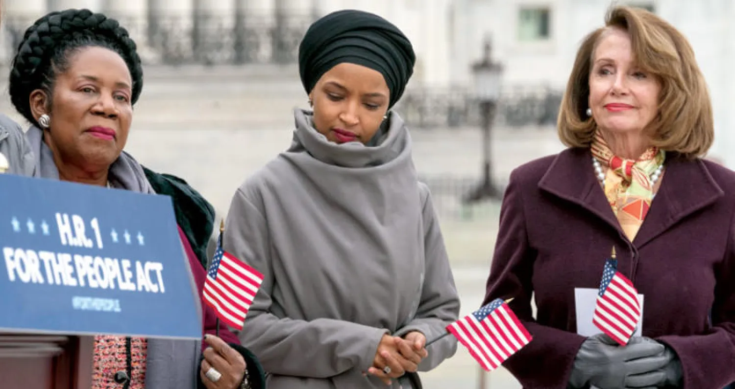 نانسي بيلوسي (يمين) مع إلهان عمر (وسط) وشيلا جاكسون لي (أ.ب)