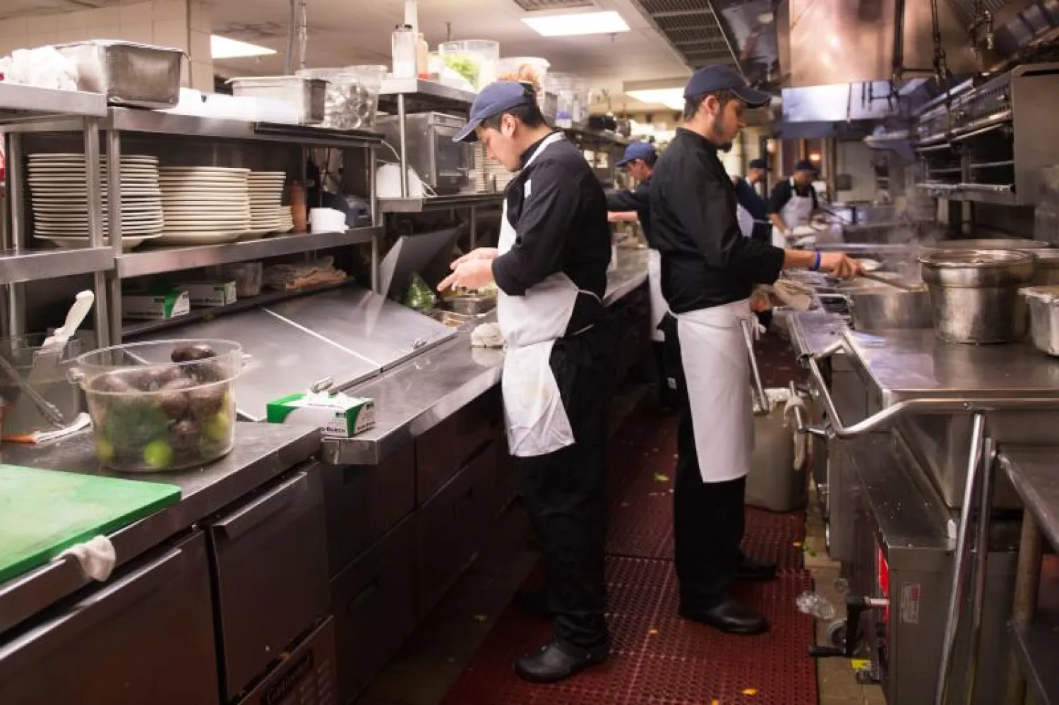 يعملون في مطبخ أحد مطاعم واشنطن (أ. ف. ب)