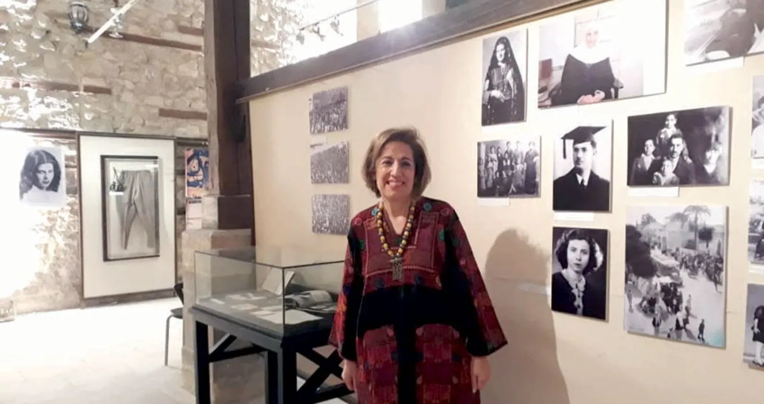 دكتورة فيحاء عبد الهادي أثناء افتتاح معرض «قول يا طير» بالقاهرة (الشرق الأوسط)