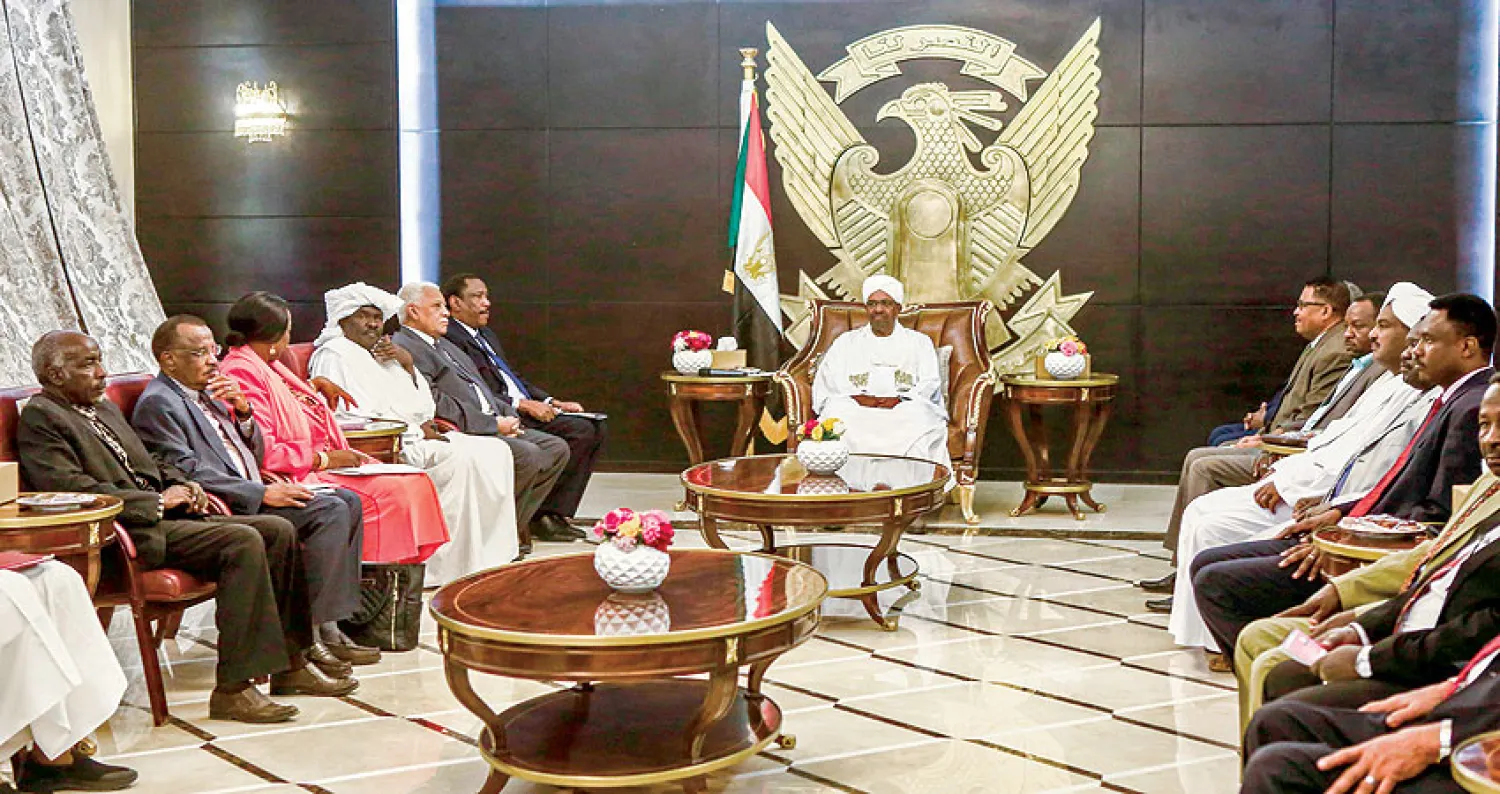 الرئيس البشير خلال اجتماعه مع قادة الأحزاب في الخرطوم أمس (أ.ف.ب)