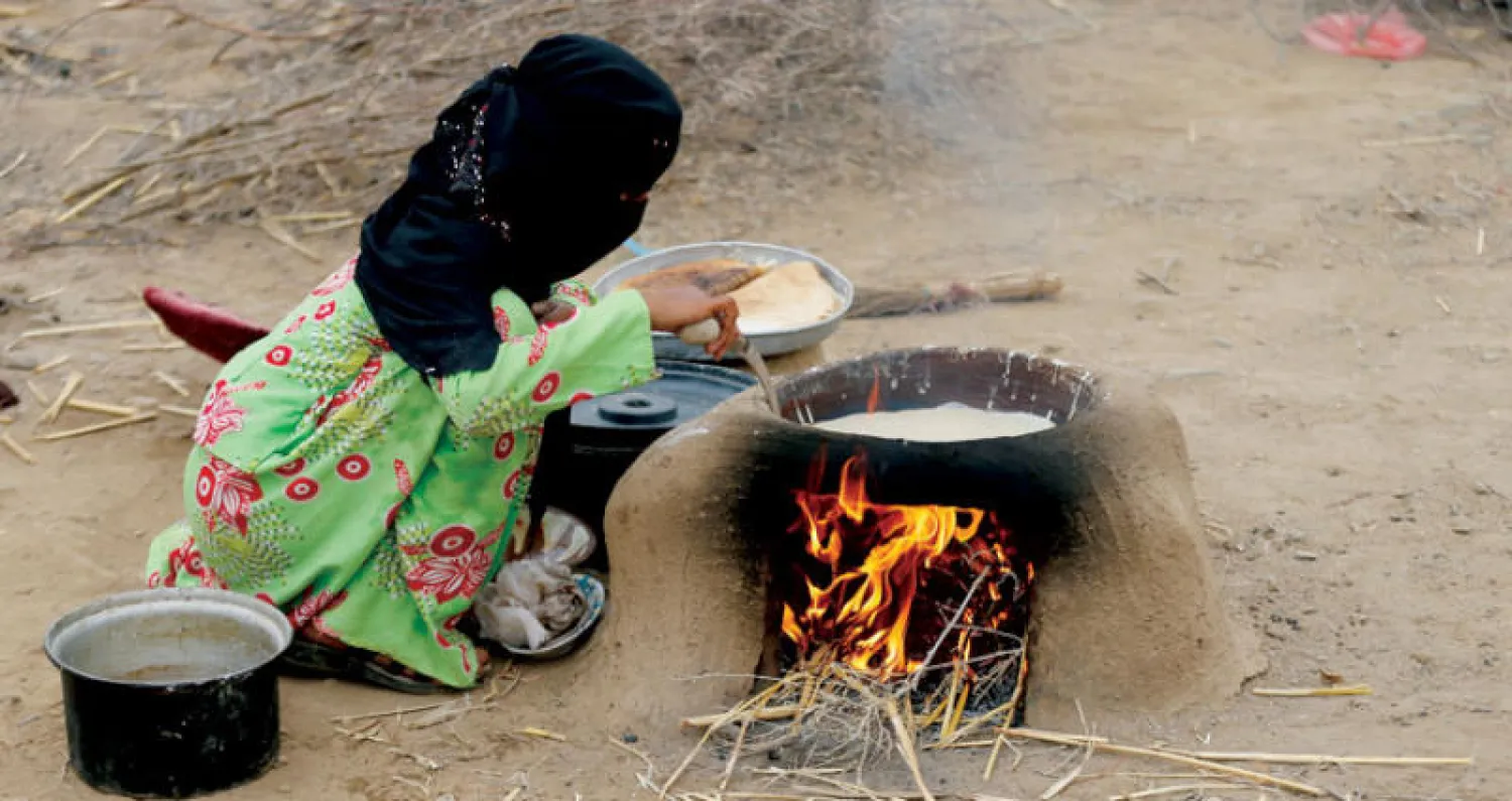 يمنية تعد الطعام في عبس بحجة (رويترز)