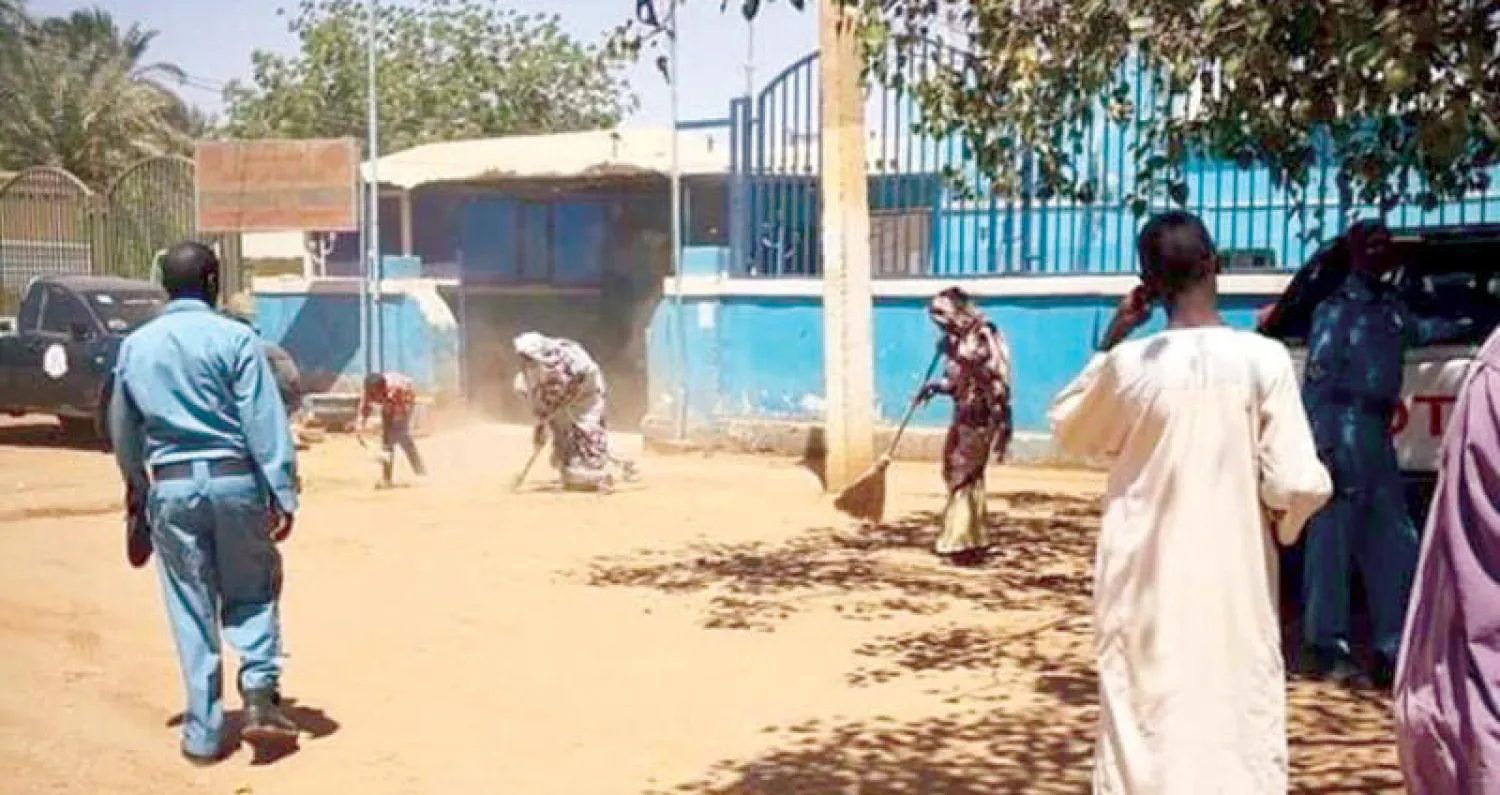 محتجون سودانيون يقومون بتنظيف أحد الشوارع في الخرطوم
