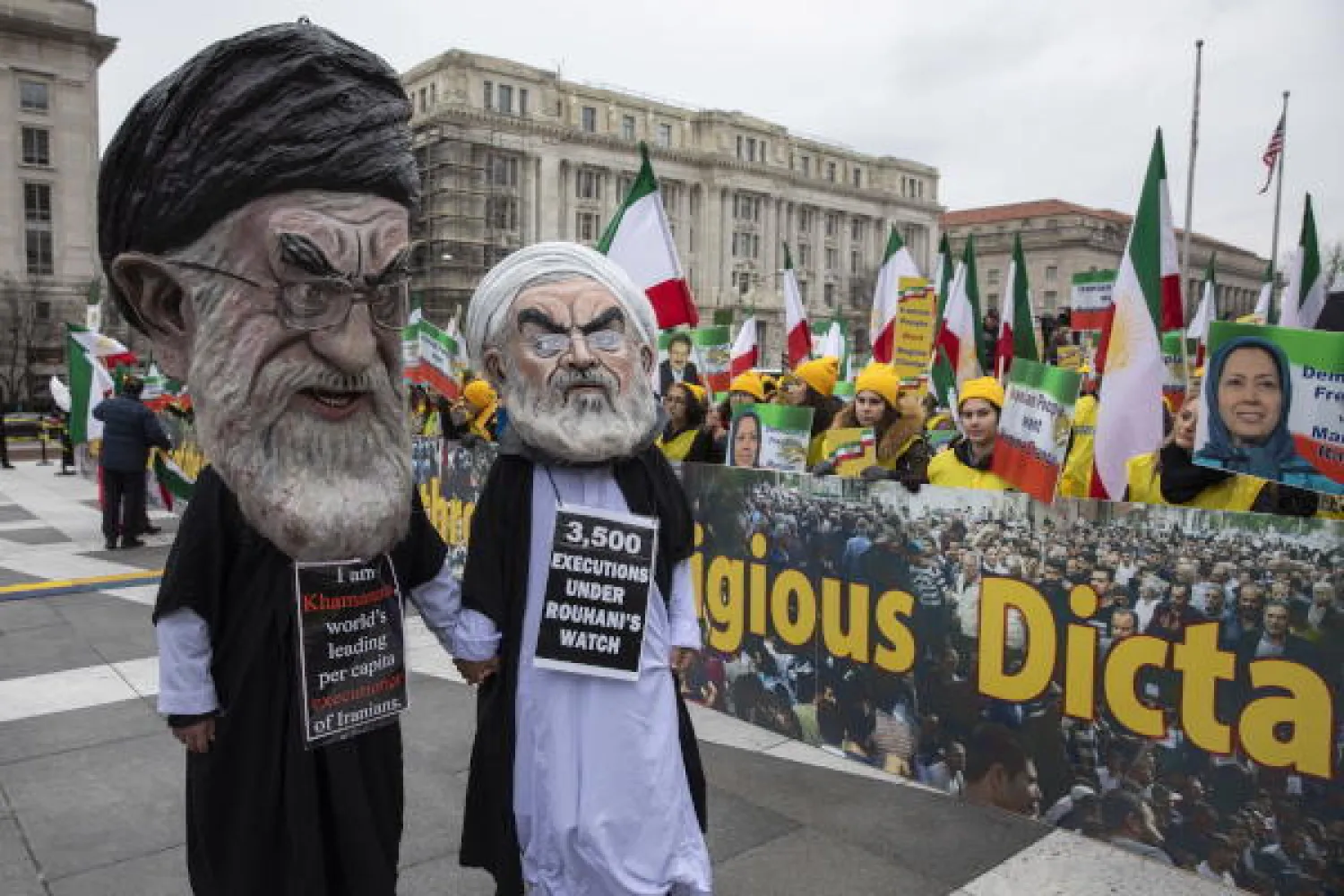 اتهمت المعارضة الإيرانية نظام طهران بتدمير إيران وطالبت بتغييره (إ.ب.أ)