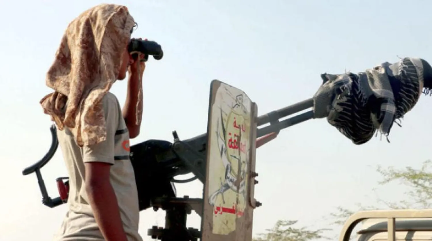 Hudeyde’de Yemen hükümetine mensup bir savaşçı (EPA)