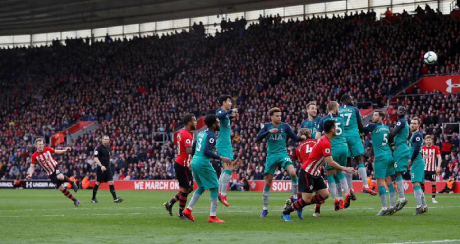جيمس وورد (يسار) يحرز هدف سقوط توتنهام (رويترز)