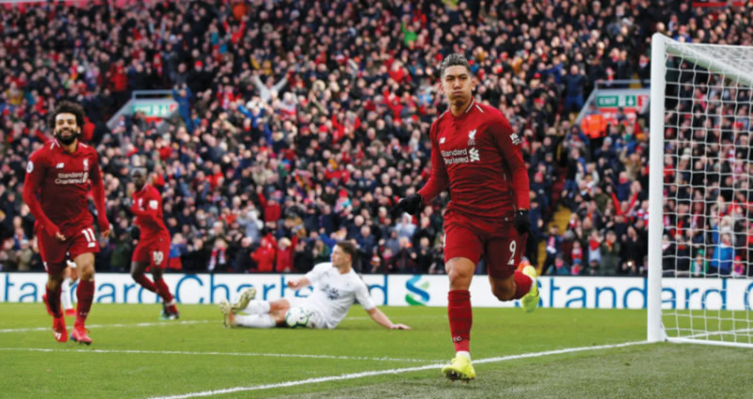 فيرمينو مهاجم ليفربول يحتفل بهدفه الثاني في مرمى بيرنلي (رويترز)