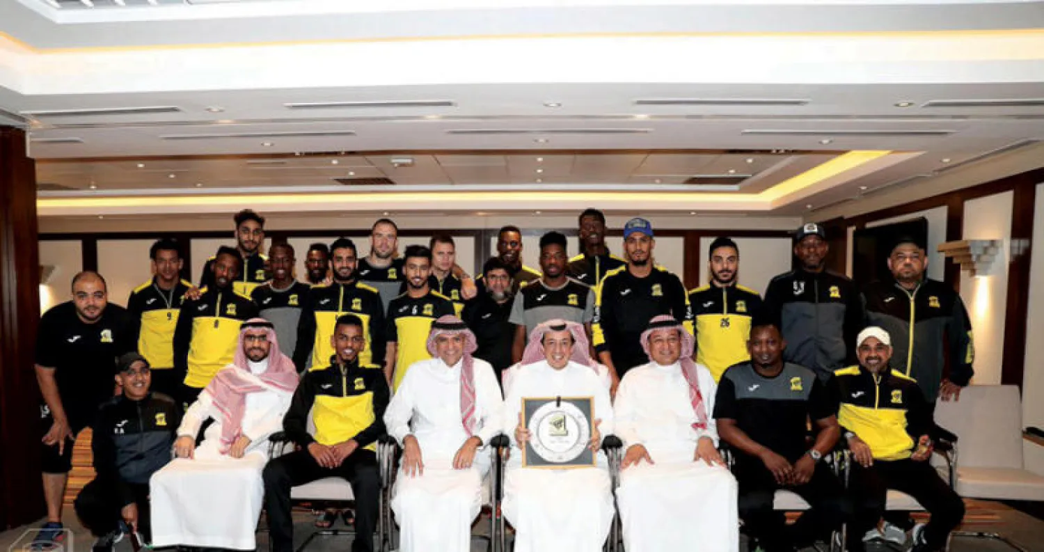 سفير السعودية لدى الإمارات تركي الدخيل في صورة جماعية مع لاعبي الاتحاد خلال استقبالهم أمس (الشرق الأوسط)