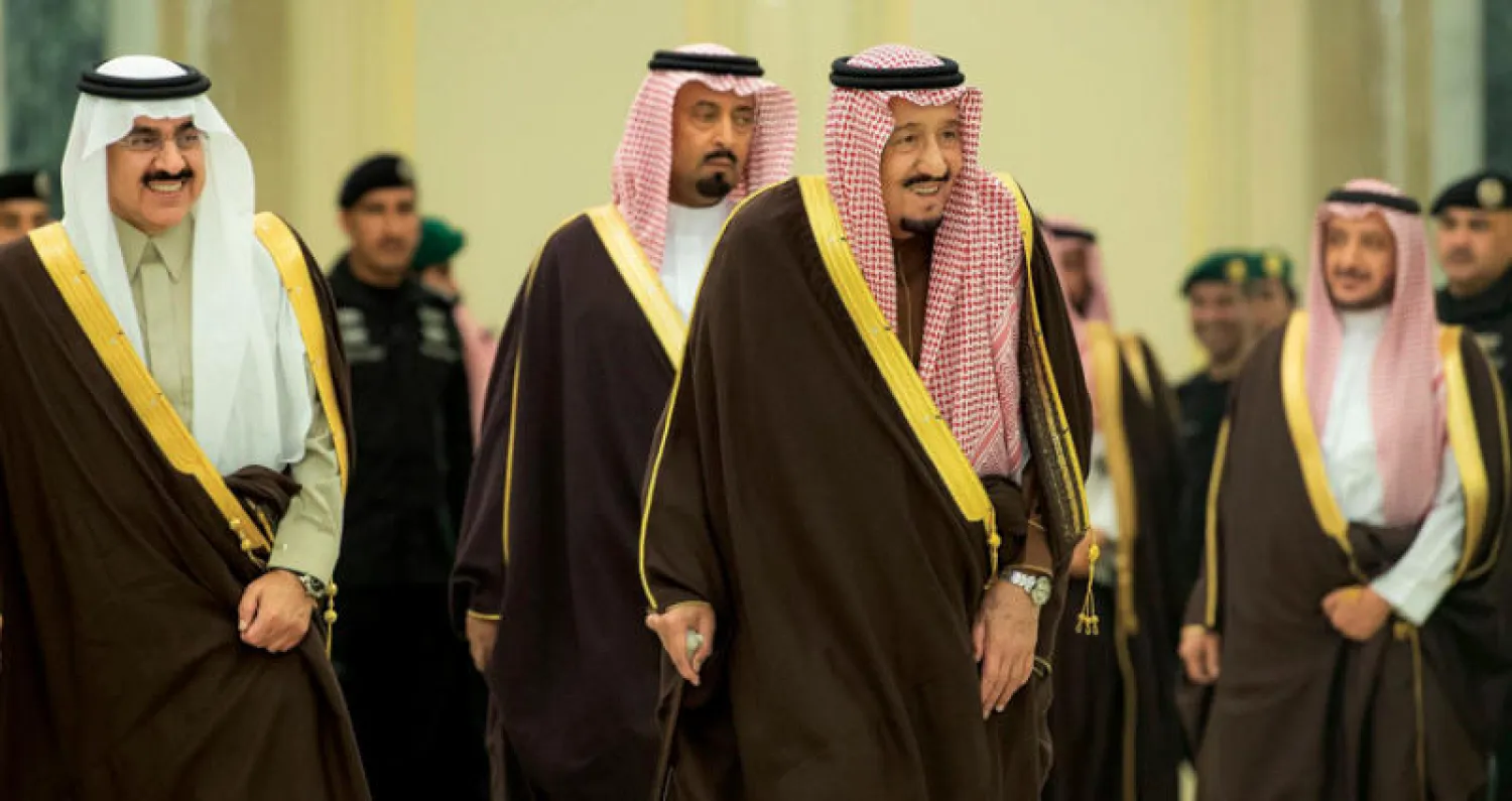 خادم الحرمين الشريفين مستقبلاً كبار مسؤولي القطاع المالي في السعودية أمس (واس)