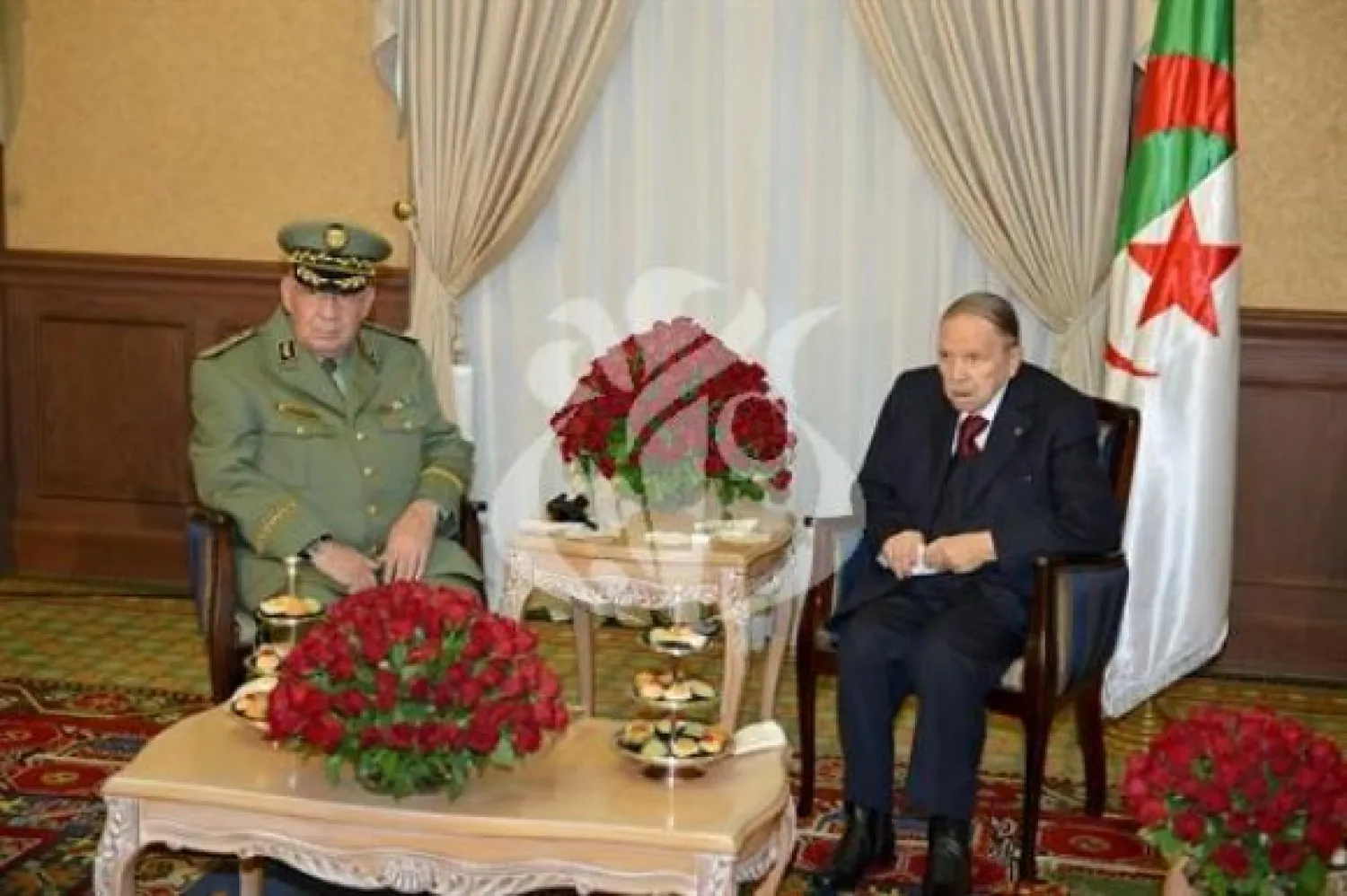 صورة نشرتها وكالة الأنباء الجزائرية للقاء الرئيس بوتفليقة بالفريق أحمد قايد صالح نائب وزير الدفاع الوطني وقائد أركان الجيش الوطني الشعبي 