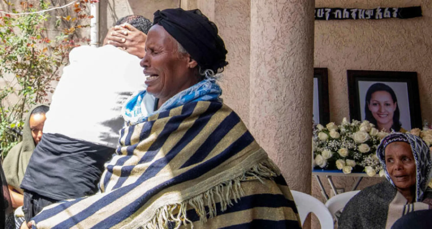 بعض أهالي ضحايا الطائرة المنكوبة (رويترز)