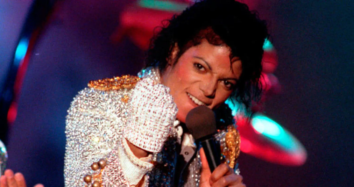 جاكسون خلال حفل عام 1984 في لوس أنجليس (أ.ب)