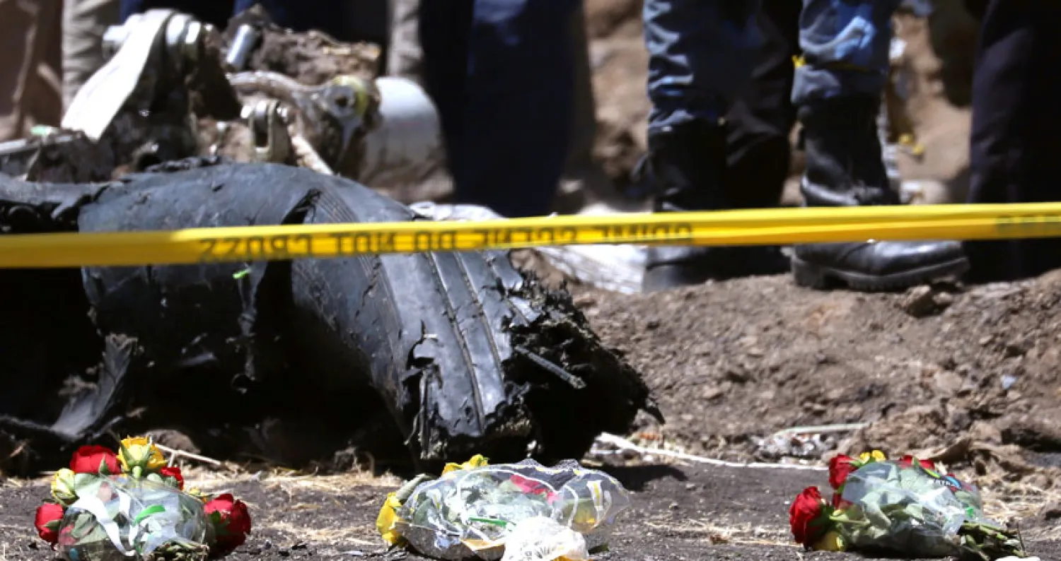 عمال إنقاذ في موقع سقوط الطائرة الإثيوبية المنكوبة (أ.ب)