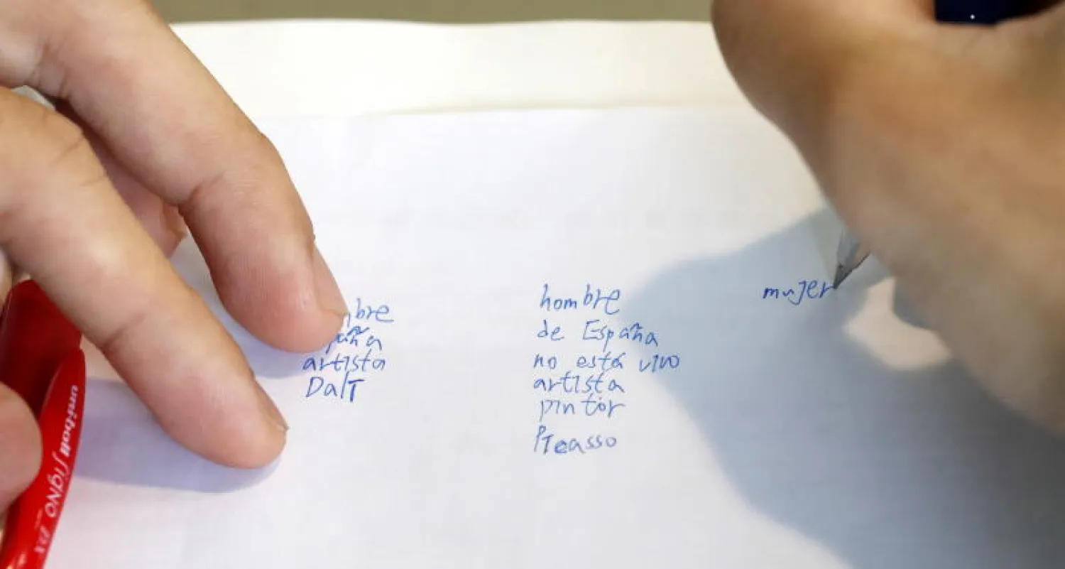 يساهم تعلم لغة جديدة في تعزيز القدرات المعرفية (إ.ب.أ)