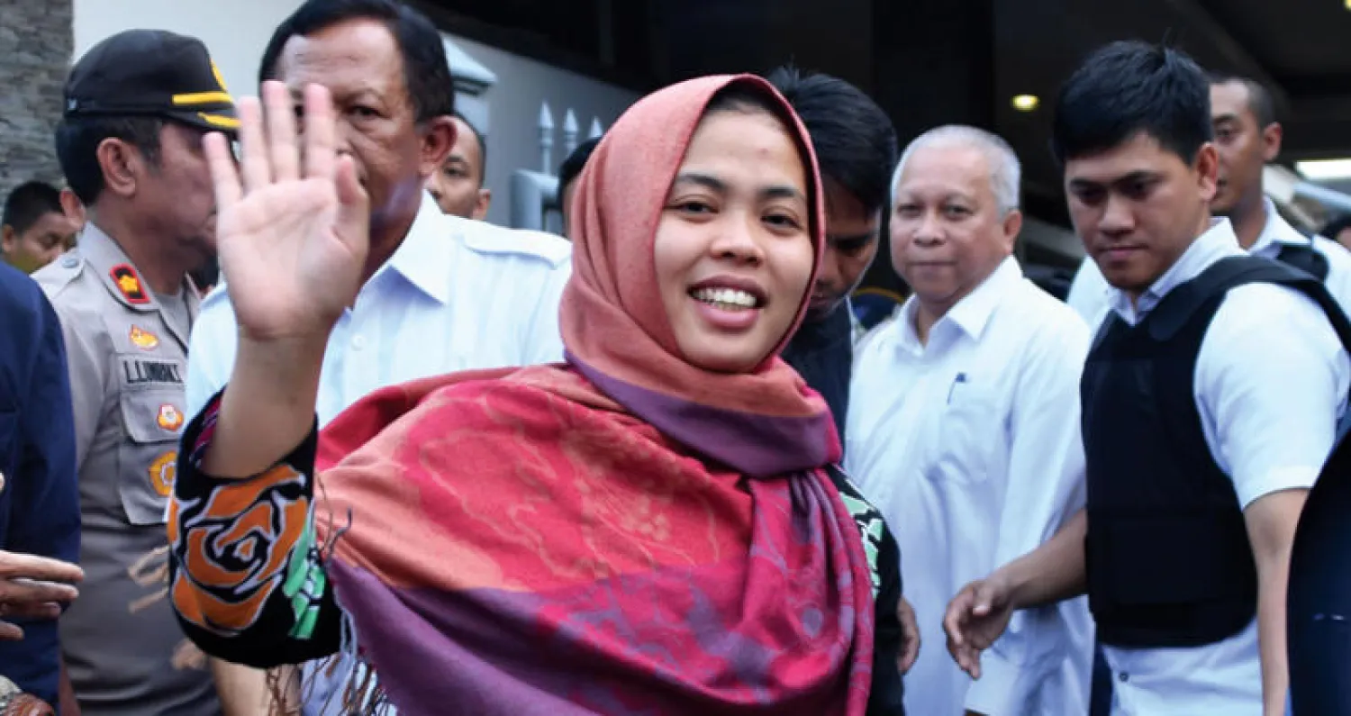 الإندونيسية ستي عائشة عقب عقدها مؤتمرا صحافيا بجاكرتا أمس (أ.ف.ب)