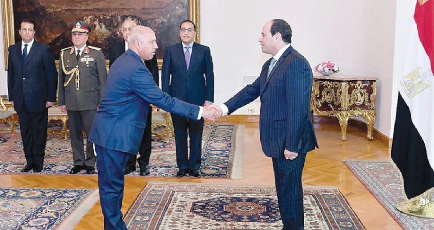 الرئيس المصري عبد الفتاح السيسي في القاهرة أمس أثناء أداء وزير النقل الجديد كامل الوزير لليمين الدستورية (الرئاسة المصرية)