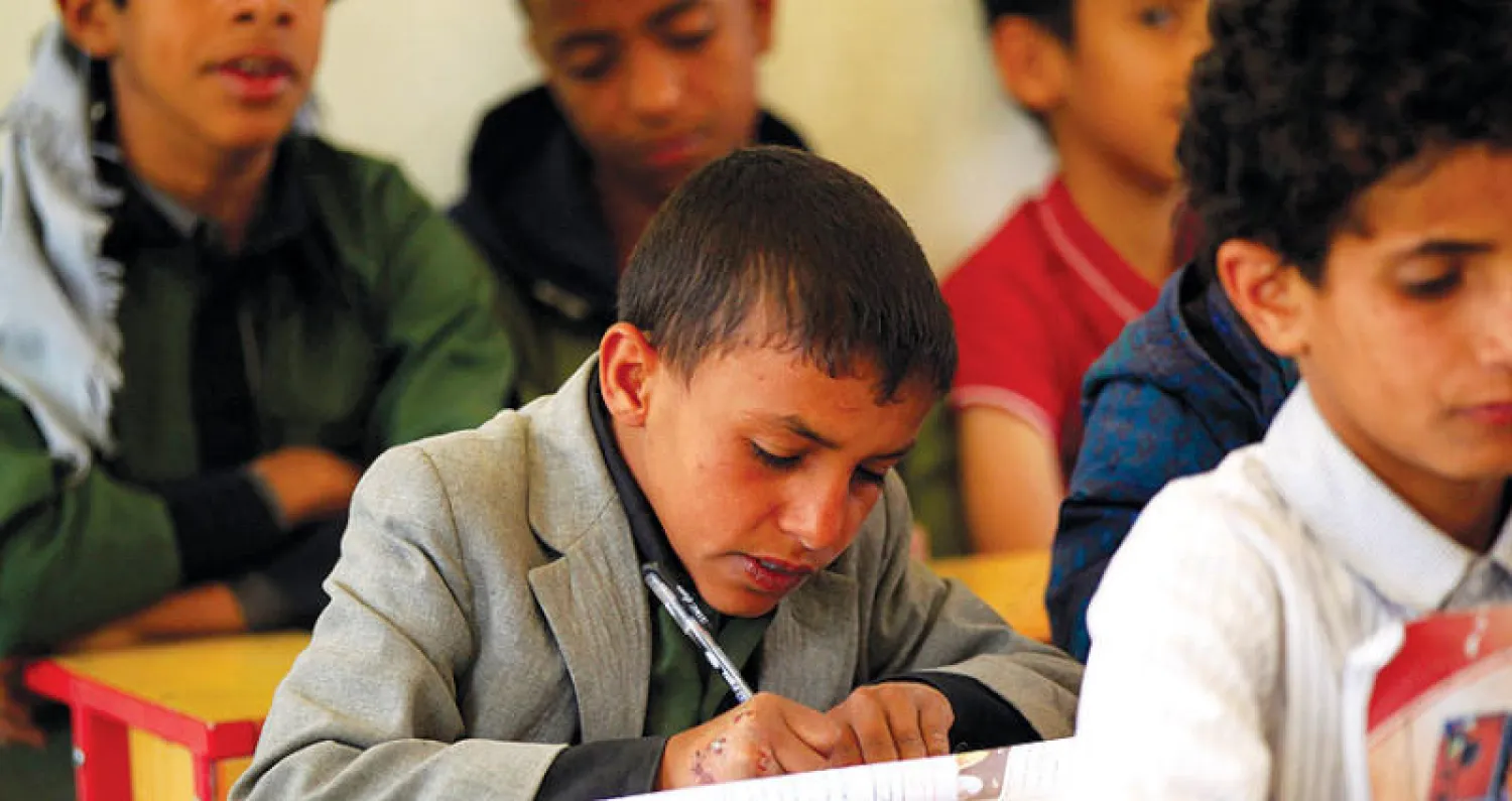 أطفال يحضرون صفا دراسيا في دار للأيتام بصنعاء أمس (ا.ف.ب)