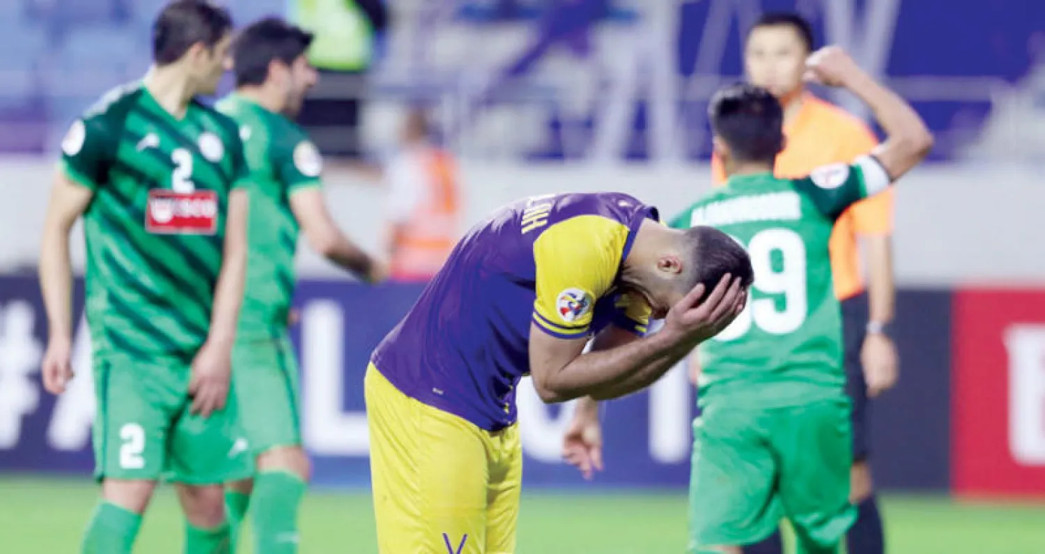 حمد الله لاعب النصر يتحسر بعد الخسارة أمام ذوب آهن الإيراني (تصوير: صالح الغنام)