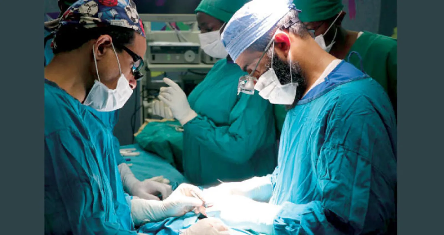 الكادر الطبي أثناء إجراء العملية أمس في دار السلام