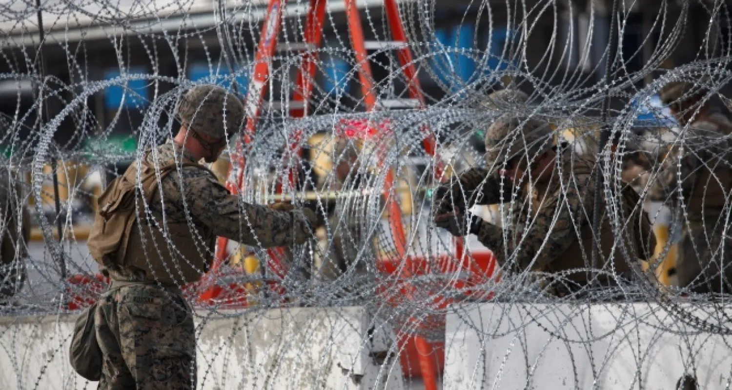 Letonya, Rus sınırına dikenli tel çalışmasını yarıladı