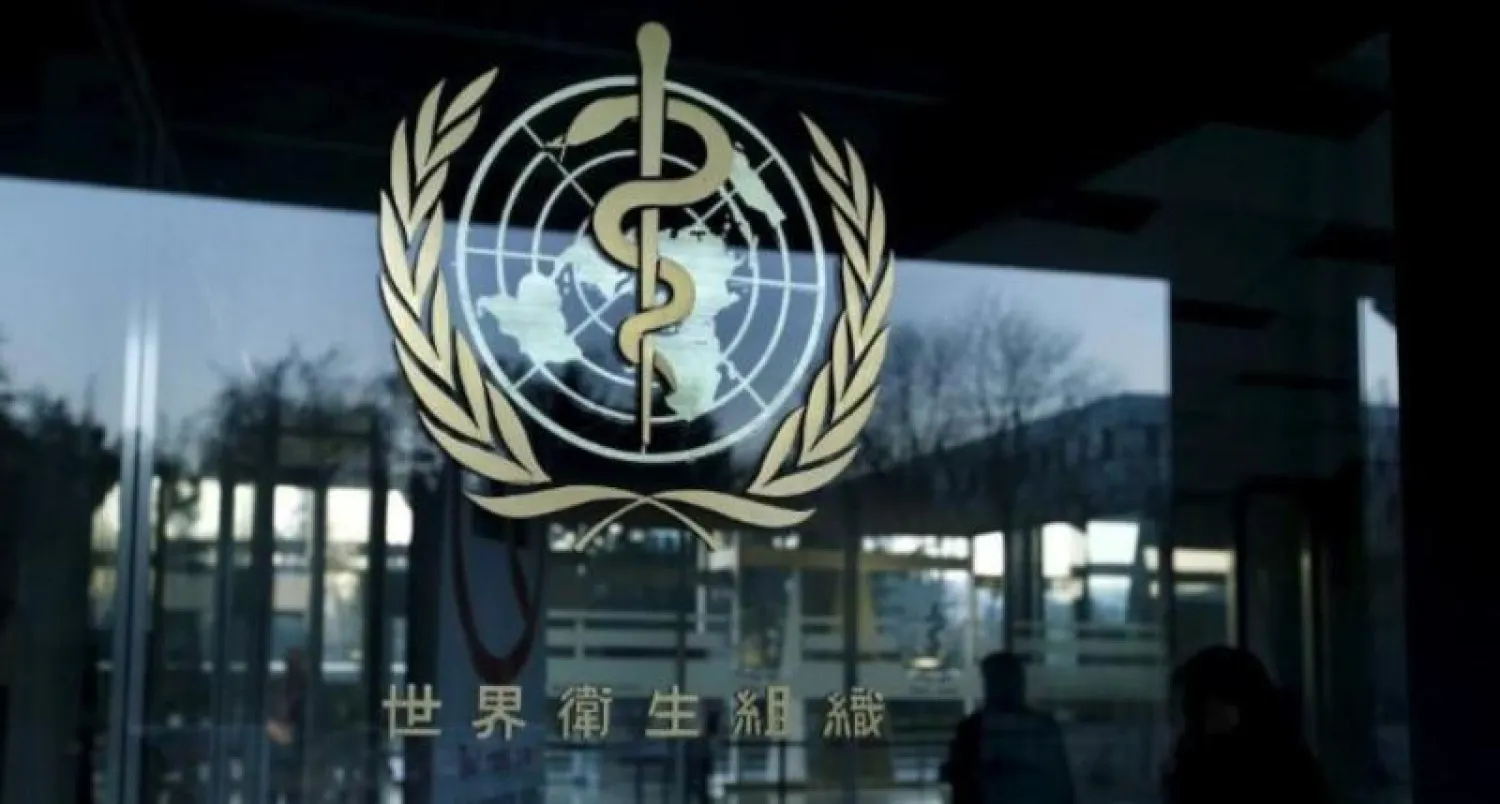 شعار منظمة الصحة العالمية على مقر المنظمة في جنيف (رويترز)