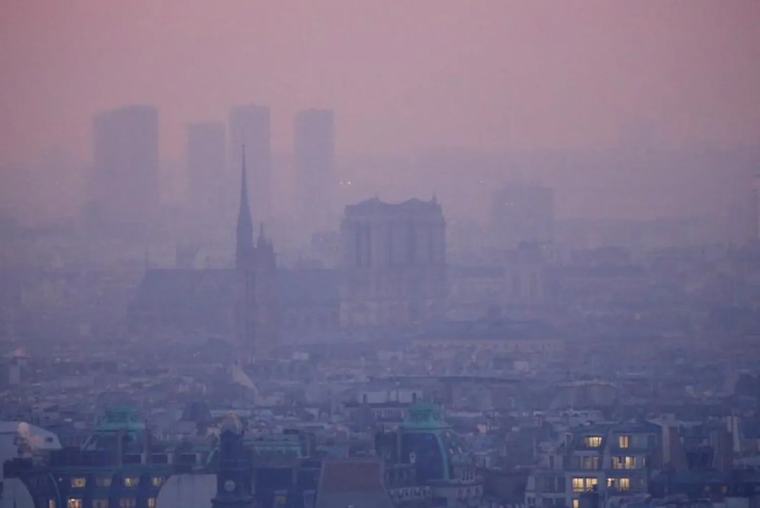 A small-particle haze hangs above the skyline in Paris, France, December 9, 2016, as the City of Light experienced the worst air pollution in a decade. REUTERS/Gonzalo Fuentes