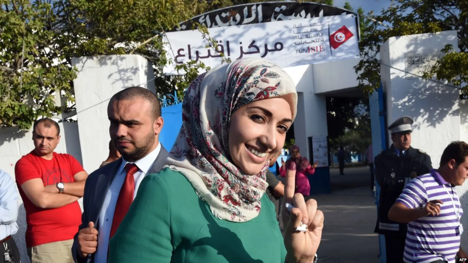 Soumaya Rached Ghannouchi shows her ink-stained finger after voting in the parliamentary election on October 26, 2014 (AFP)

