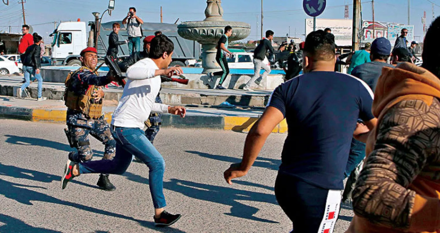 قوات الأمن تطارد شباناً تظاهروا مطالبين بفرص عمل وتحسين الخدمات في البصرة الجمعة الماضي (أ.ب)