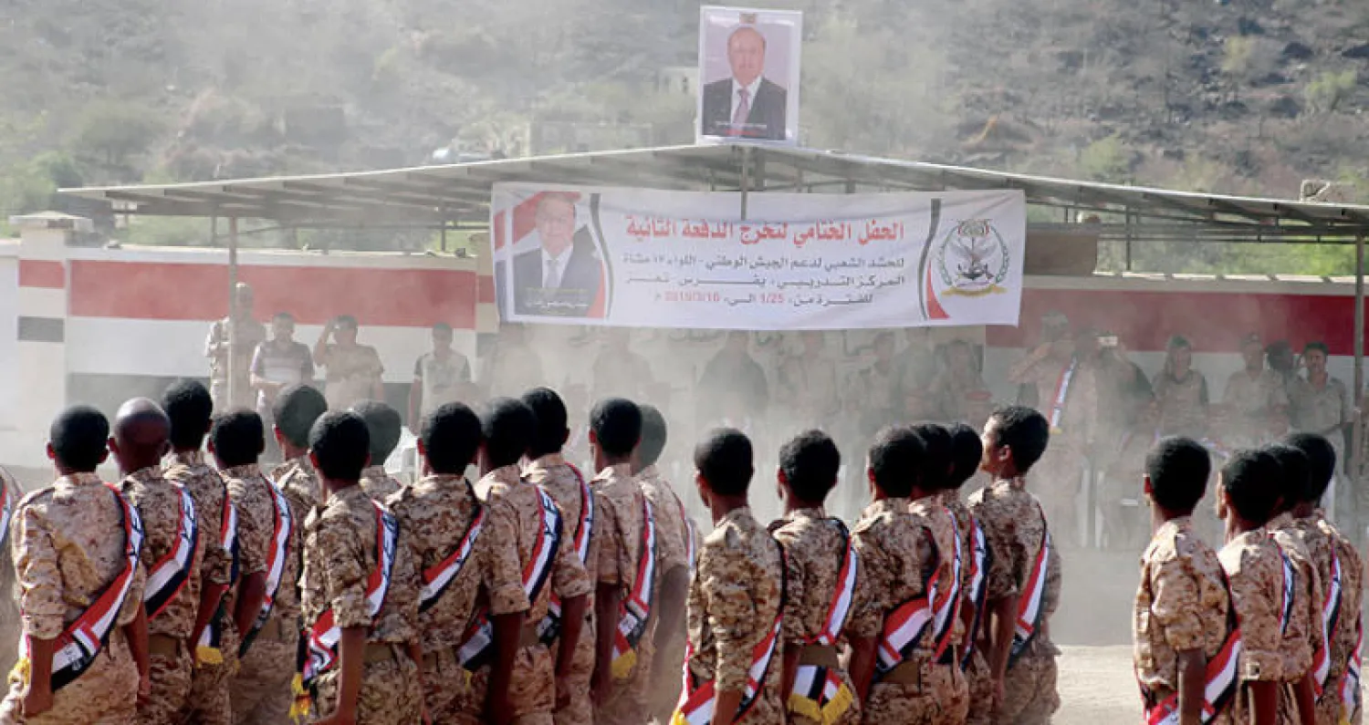 استعراض لقوات يمنية خلال حفل يخرج دفعة جديدة في تعز (أ.ف.ب)