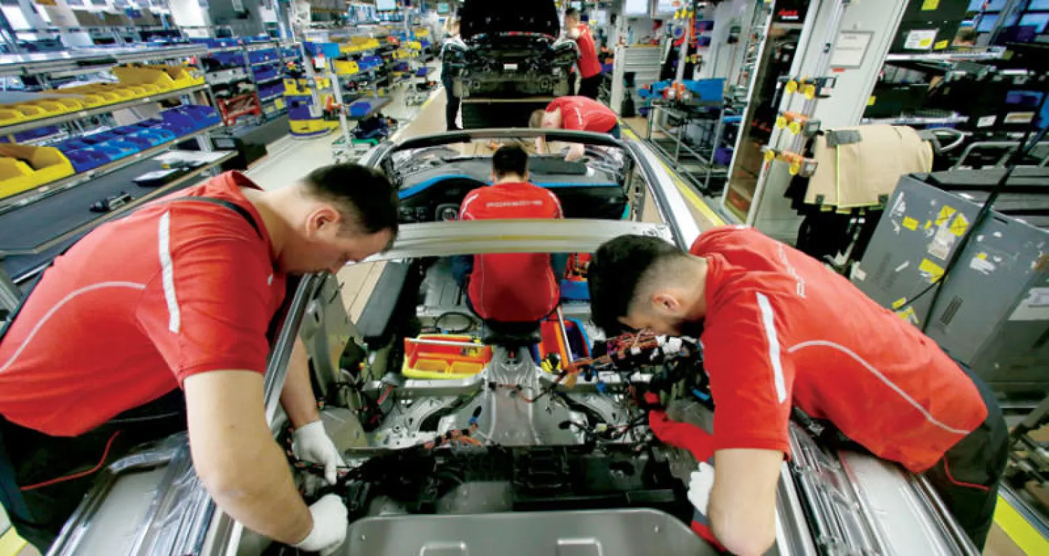 بعض الآثار المؤقتة مثل الاضطرابات في صناعة السيارات أدت إلى أداء سلبي بشأن الإنتاج (رويترز)
