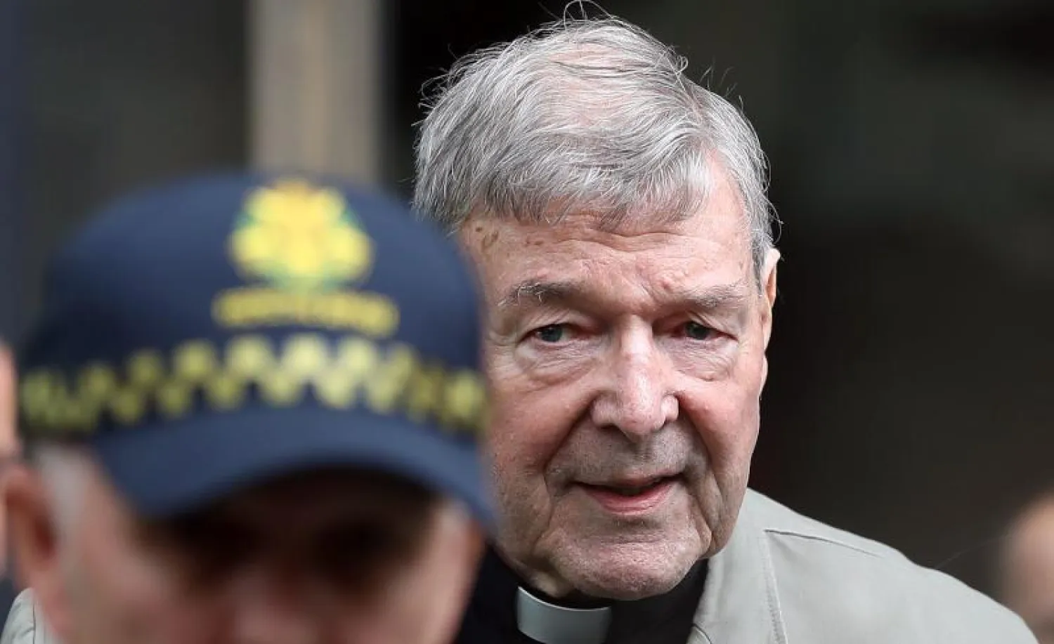 الكاردينال الأسترالي جورج بيل يغادر محكمة فيكتوريا في ملبورن عقب إحدى جلسات محاكمته (أ.ب)