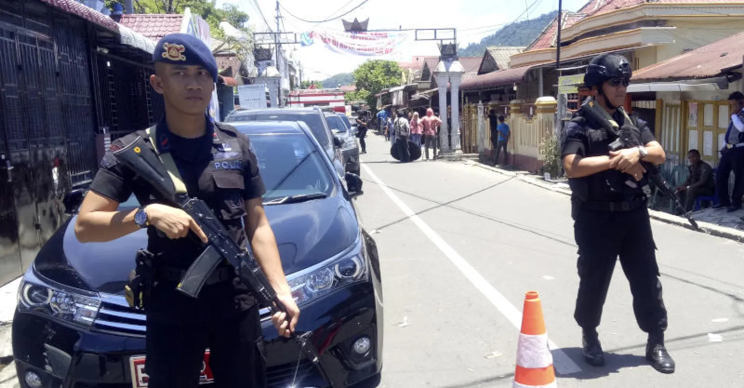 ضباط من الشرطة الإندونيسية (أ.ب)