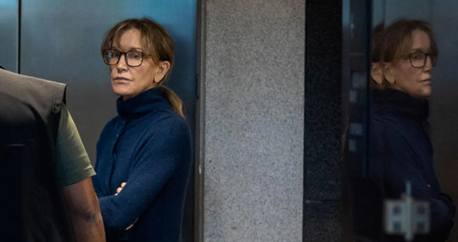 الممثلة الأميركية فيليستي هوفمان في مبنى محكمة لوس أنجليس أمس مع 50 شخصاً آخرين بعد اتهامهم بتقديم الرشوة لجامعات أميركية لقاء قبول أبنائهم فيها (أ.ف.ب)