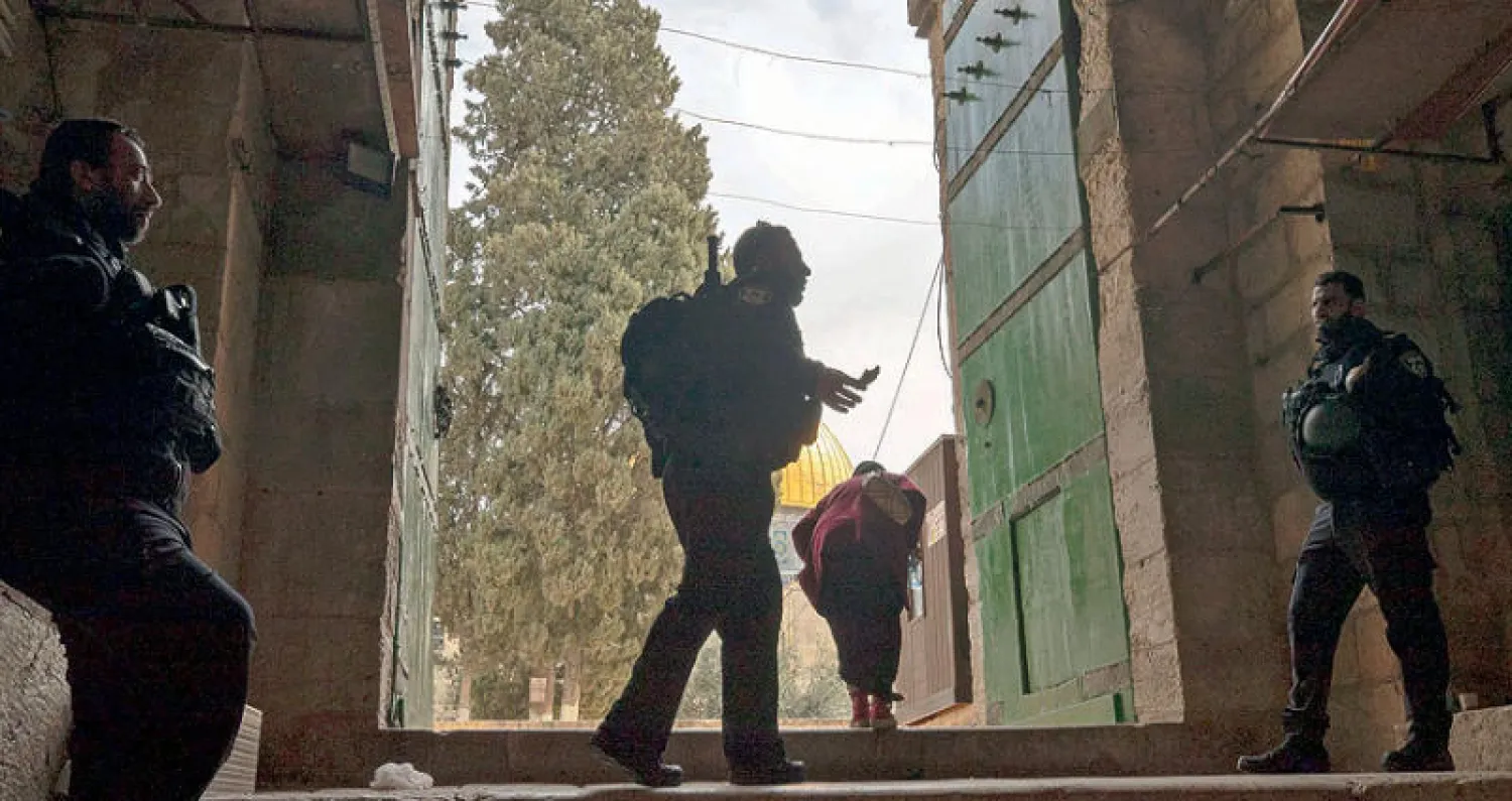 الشرطة الإسرائيلية أمام بوابة المسجد الأقصى بعد فتحها أمام المصلين أمس (إ.ب.أ)