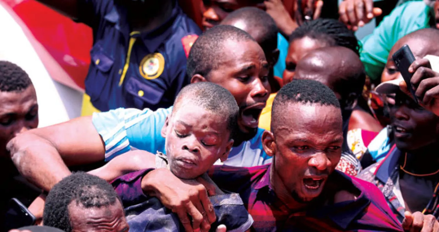 جانب من عمليات الإنقاذ في لاغوس أمس (رويترز)