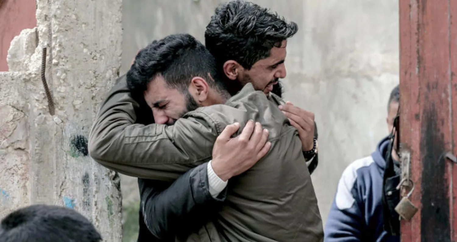 شابان في جنازة الثلاثاء الماضي لضحية من دير البلح بغزة قتل في مواجهات مع القوات الإسرائيلية (أ.ف.ب)