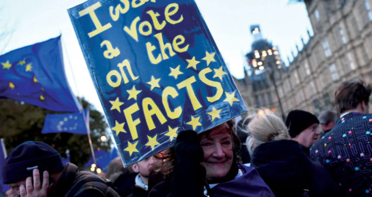 محتجة تعبر عن رفضها الانسحاب من الاتحاد الأوروبي (رويترز)