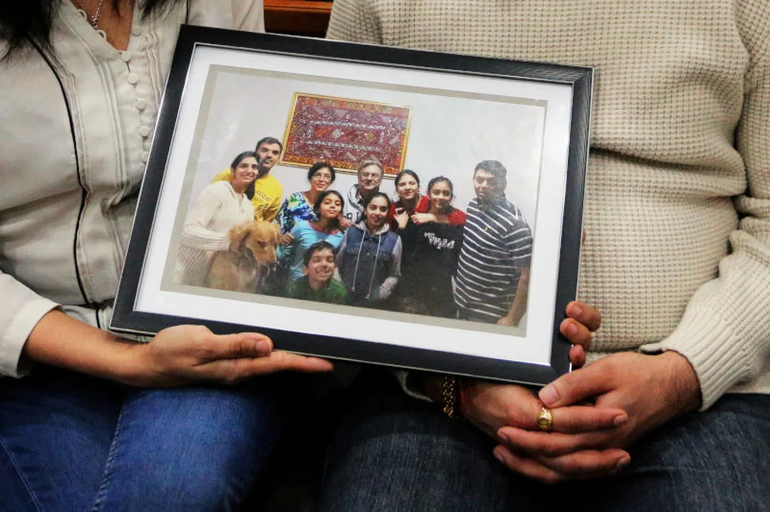 أقارب العائلة يحملون صورة تجمع الأشخاص الذين قتلوا جراء حادث سقوط الطائرة الإثيوبية يوم الأحد الماضي (رويترز)